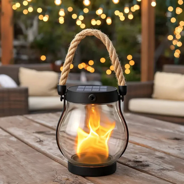 Die WildLight Solar LED-Laterne setzt mit ihrem realistischen Flammen-Effekt Akzente im Außenbereich.