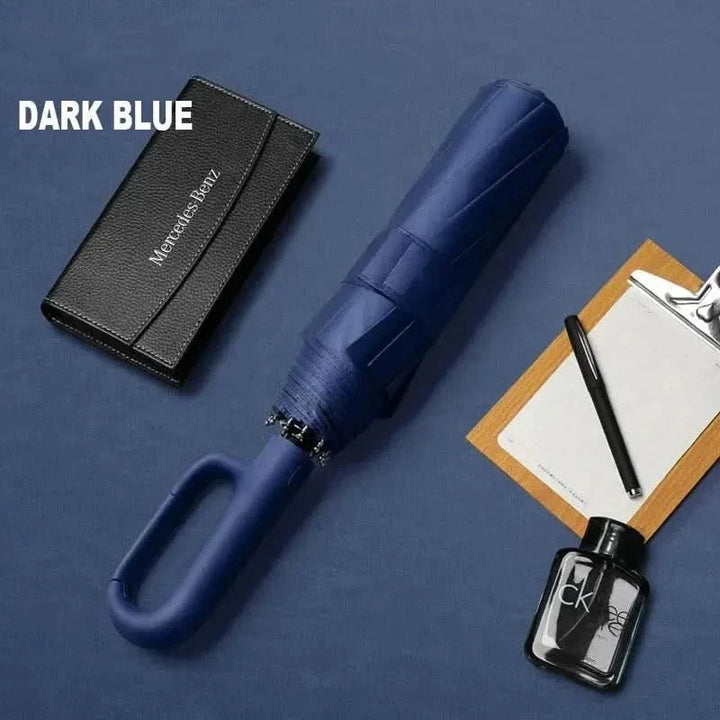 Der kompakte Automatikschirm verstaut in einer Tasche. Windfest und UV-schützend, ideal als Allwetter-Schirm.
