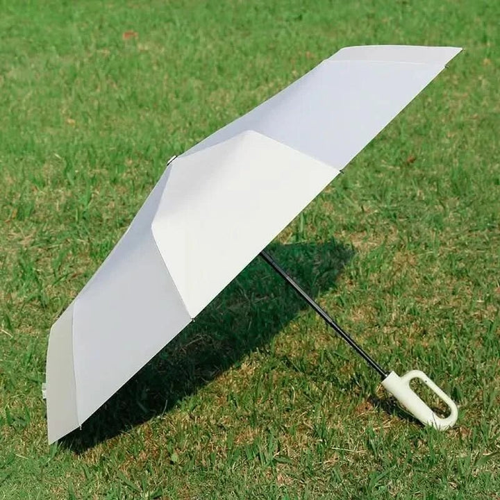 Geschlossener, faltbarer Automatikschirm. Handlicher, windfester Regenschirm mit UV-Schutz für unterwegs.