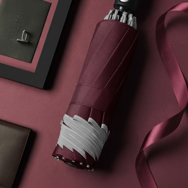 Kompakter Automatik-Regenschirm für Reisen. Windfest und tropffrei, perfekt für Rucksack oder Tasche bei Regen.