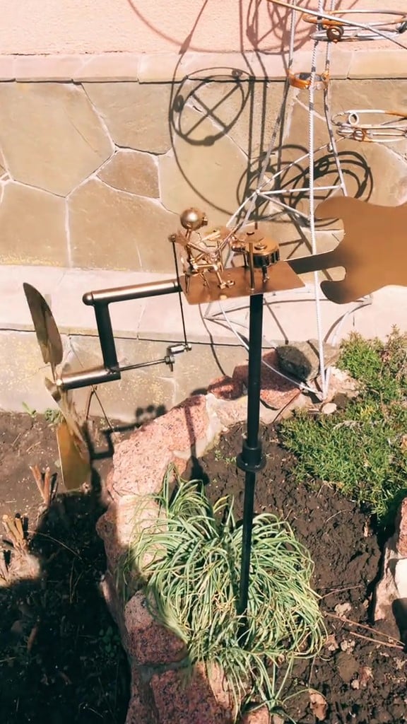 Nahaufnahme des WindRock Musiker-Windspiels. Detaillierte Musikfiguren als Gartendeko, bringt Schwung in den Balkon.