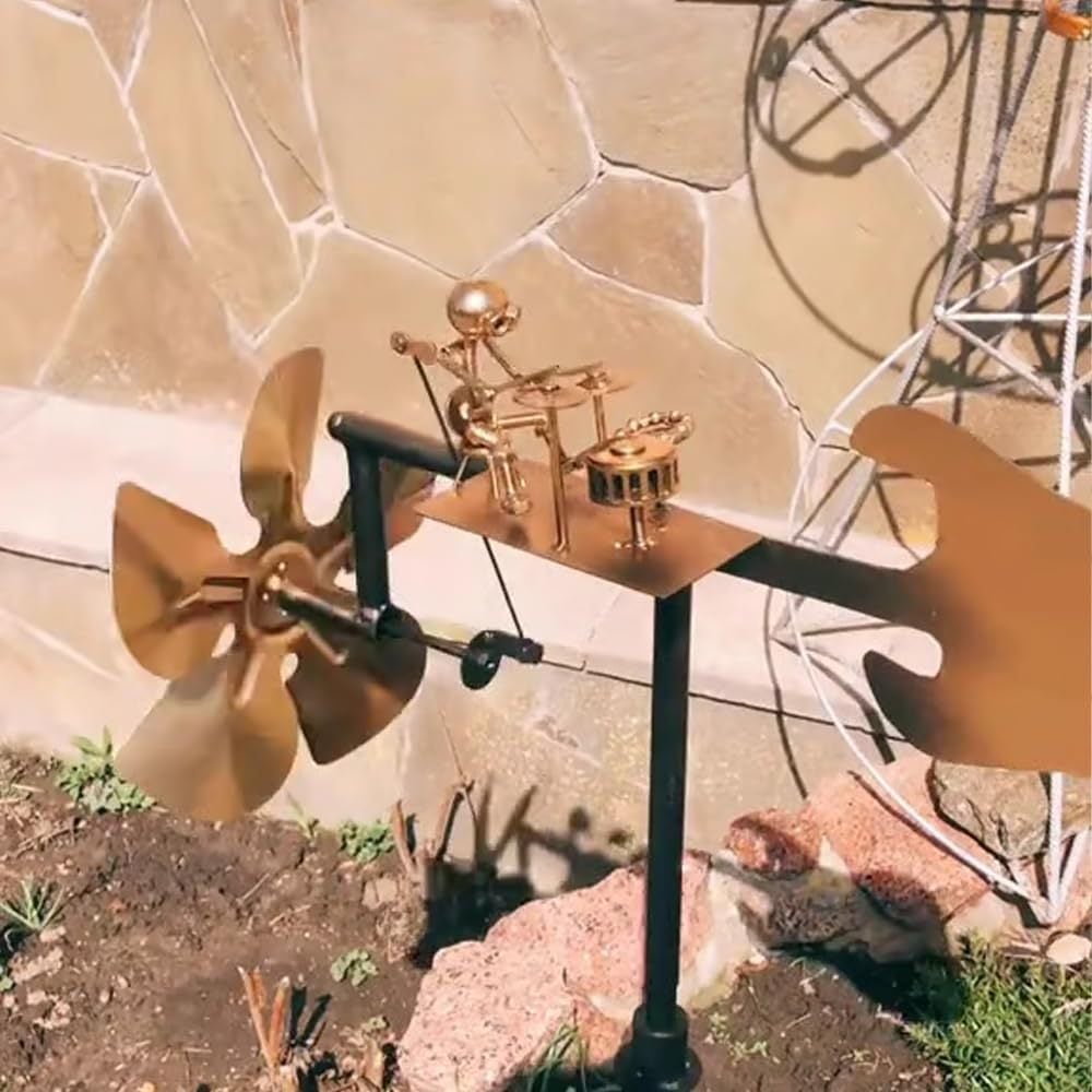 WindRock Musiker-Windspiel im Grünen. Dynamisches Windrad als Gartenaccessoire, wetterfest für Balkon und Outdoor-Bereich.