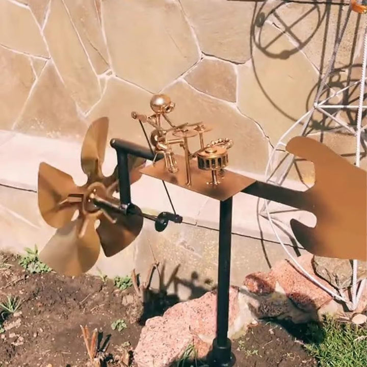 WindRock Musiker-Windspiel im Grünen. Dynamisches Windrad als Gartenaccessoire, wetterfest für Balkon und Outdoor-Bereich.