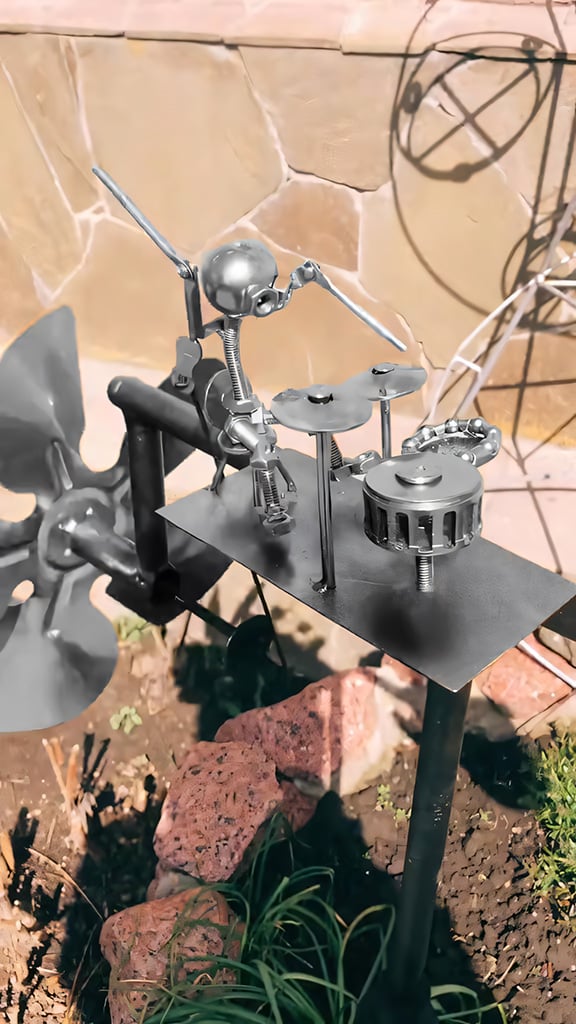 Künstlerisches Musiker-Windspiel von WindRock. Einzigartige Musik-Deko & wetterfeste Gartenskulptur für Terrasse & Balkon.
