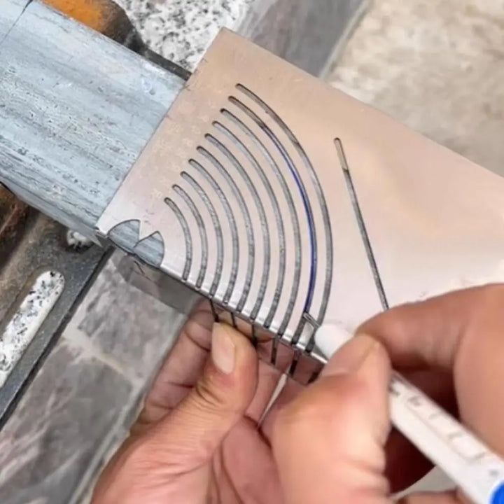 WinkelPro Messwerkzeug in Anwendung: Präzise Winkelmessung auf Metall für genaue DIY- und Handwerksprojekte.
