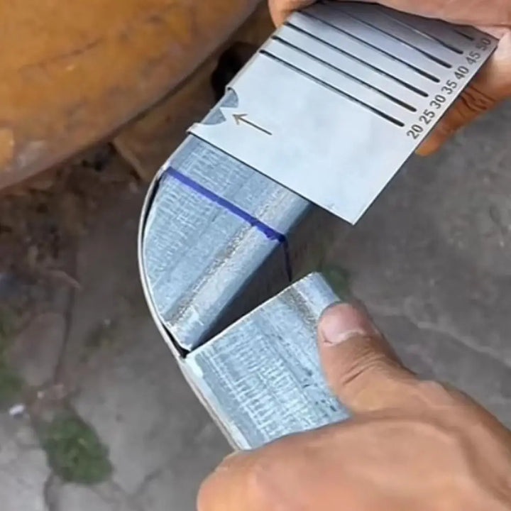 WinkelPro Biegehilfe für Metallbearbeitung: Ergonomisches Handwerkzeug unterstützt exaktes Biegen von Werkstücken.