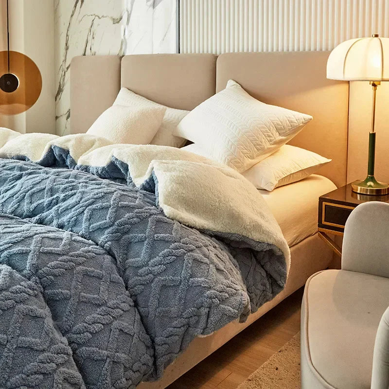 Weiche Flanell-Bettwäsche mit doppelseitigem Kaschmir-Look; kuschelig und wärmend für erholsamen Schlaf im Winter.