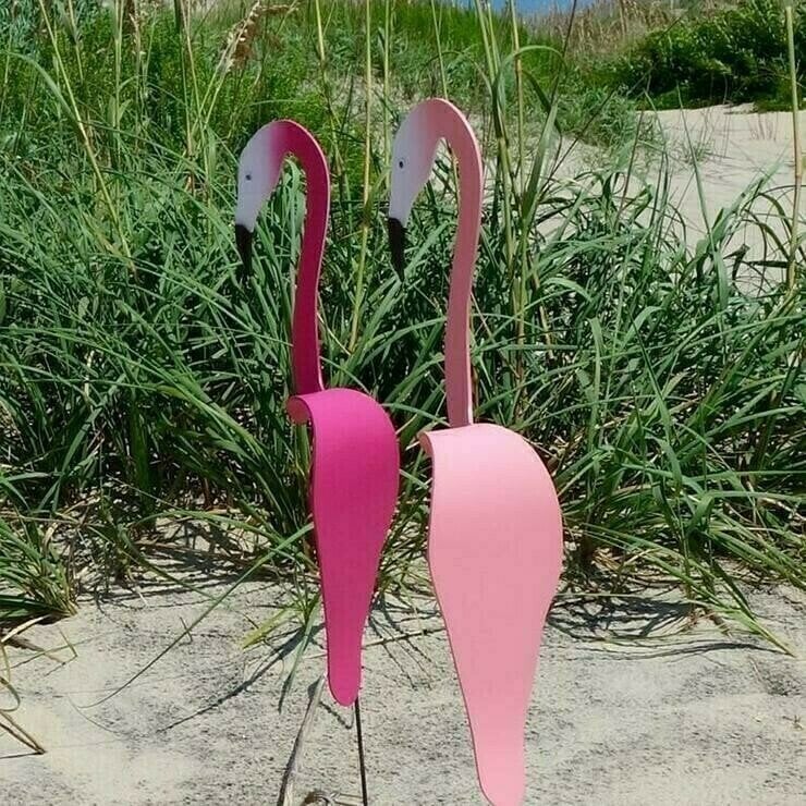 Wirbelnder Flamingo Gartenstecker aus Metall; anmutige Gartendeko als Windspiel für Outdoor-Bereich.