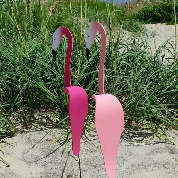 Wirbelnder Flamingo Gartenstecker aus Metall; anmutige Gartendeko als Windspiel für Outdoor-Bereich.