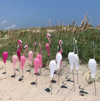 Detailaufnahme: Anmutiger Flamingo Gartenstecker, wirbelndes Windspiel aus Metall für Gartendekoration.