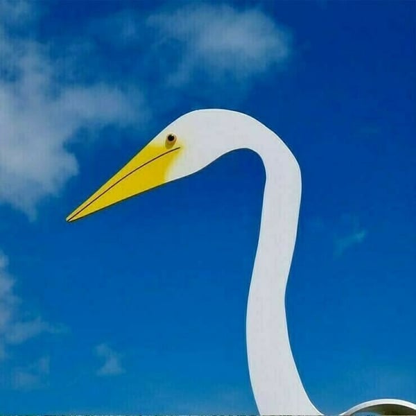 Anmutiger Flamingo Gartenstecker aus Metall, ideales Windspiel für den Outdoor-Bereich, tolle Geschenkidee.
