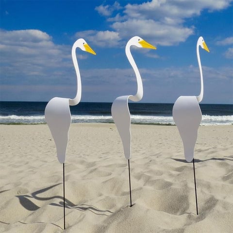 Nahaufnahme des wirbelnden Flamingo Gartensteckers, detaillierte Gartendeko aus Metall.
