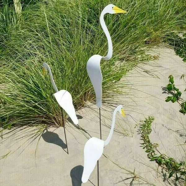 Wirbelnder Flamingo aus Metall als Gartenstecker, effektvolle Gartendeko und Outdoor-Windspiel.