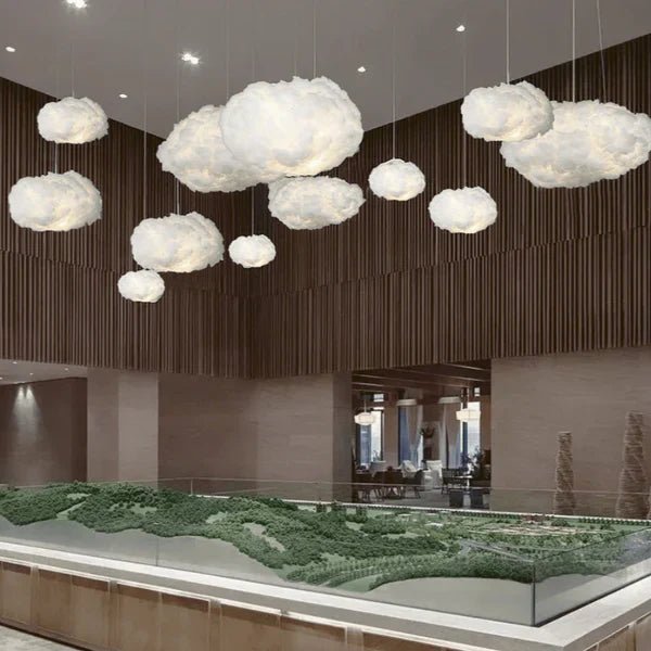 Traumhafte Wolkenlampe im Kinderzimmer. Weiches LED-Stimmungslicht schafft eine beruhigende Atmosphäre.
