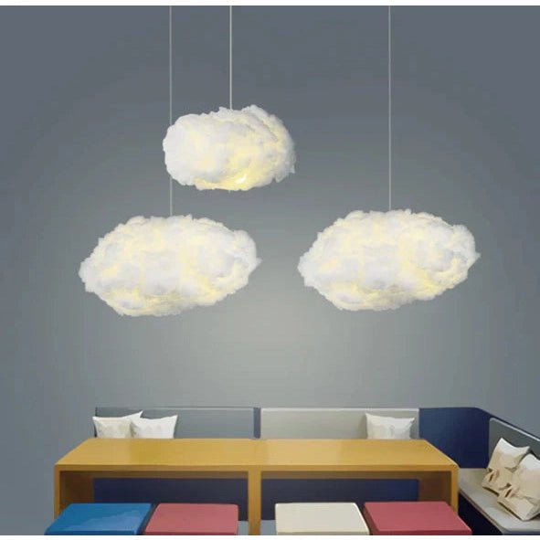 Detailansicht der Wolkenlampe. Ihre weiche Textur und das warme LED-Licht sind ein Deko-Highlight.