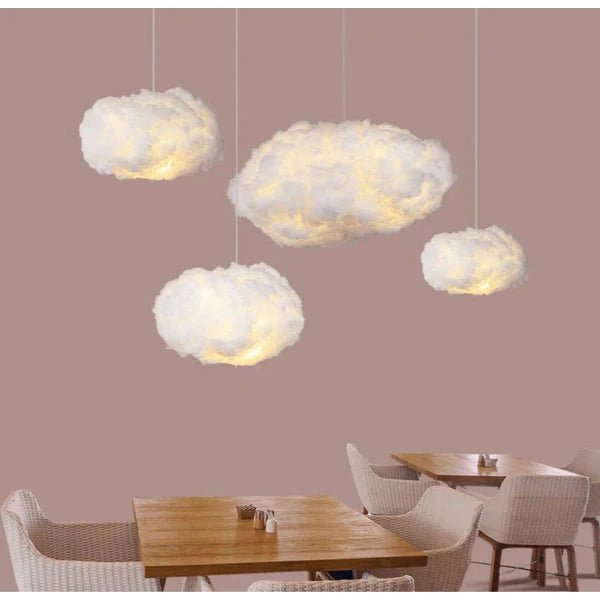 Gemütliche Wolken-Deckenlampe über dem Kinderbett. Sanftes Stimmungslicht ideal zum Einschlafen.