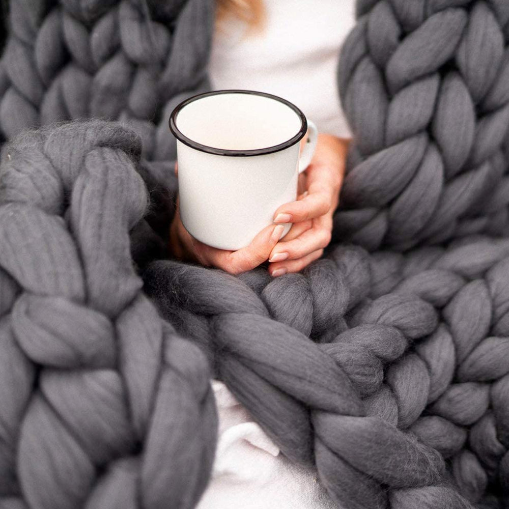 Beginne dein nächstes DIY Projekt mit diesem 1000g XXL Chunky Strickgarn für gemütliche Decken.