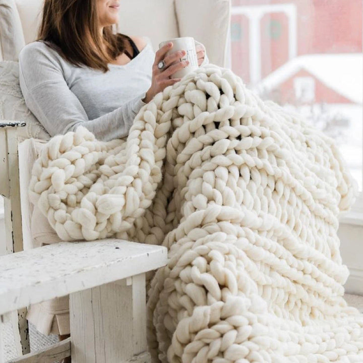 Dicker Strickgarn-Knäuel für eine handgestrickte XXL Kuscheldecke. Ideal für gemütliche Winterabende.