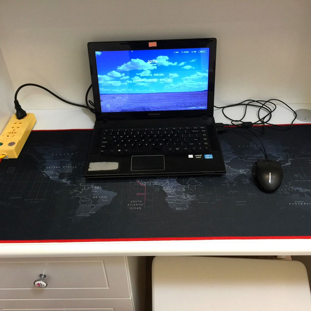 Stylisches XXL Mauspad mit Globusmotiv. Weltkarte als Designelement für Schreibtisch und Gaming Setup.