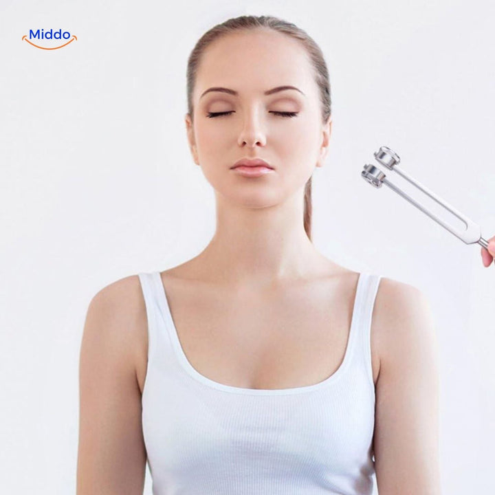 Nahaufnahme der ZenTonic Stimmgabel, wichtig für Vibrationstherapie & Chakren.