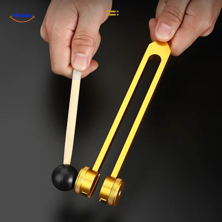 ZenTonic Stimmgabel auf einem Meditationskissen, symbolisiert Ruhe & Stressabbau.